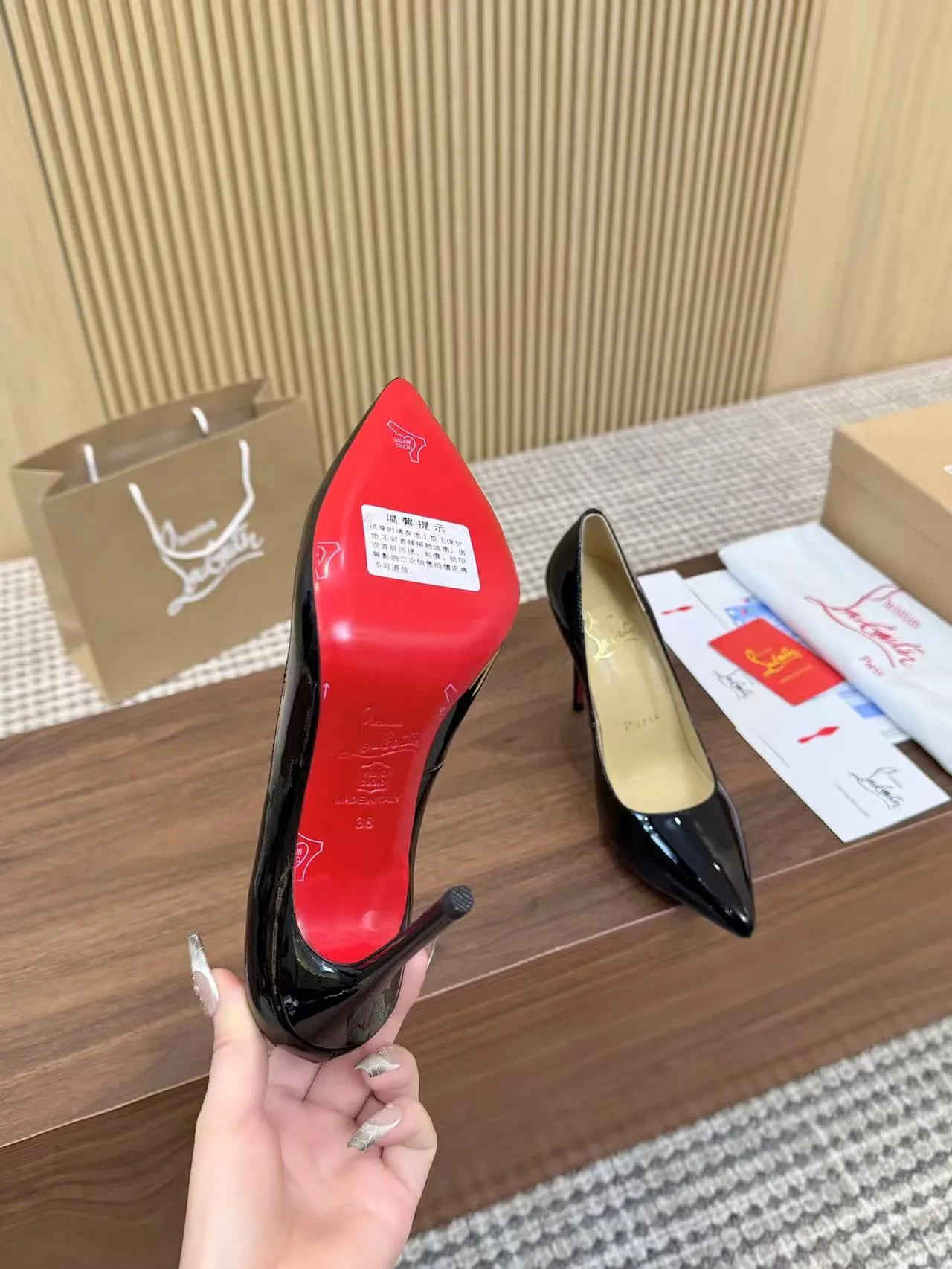👟👟Ex-factory price 440👟👟 Genuine leather sole +40 Year-round shipment💝Christian Louboutin CL👠 Classic "💎Cow Patent Leather💎Series" noble and luxurious, real blingbling✨ Real materials, all customized by the pattern maker, and the materials are made of original customized materials, achieving the taste of the original 6 color options💍 Upper: imported 👉cow patent leather💪 lining: sheepskin foot pad/lining code number: 34-40.41.42 heel height: two options: 10.5cm and 8.5cm